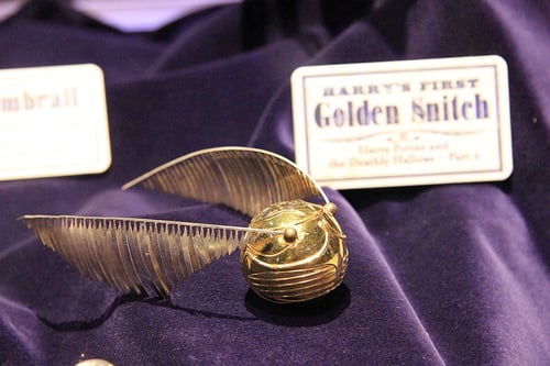 1024px-The_Making_of_Harry_Potter_29-05-2012_(Golden_Snitch)_Karen Roe from Bury St Edmunds, Suffolk, UK, CC BY 2.0 via Wikimedia Commons